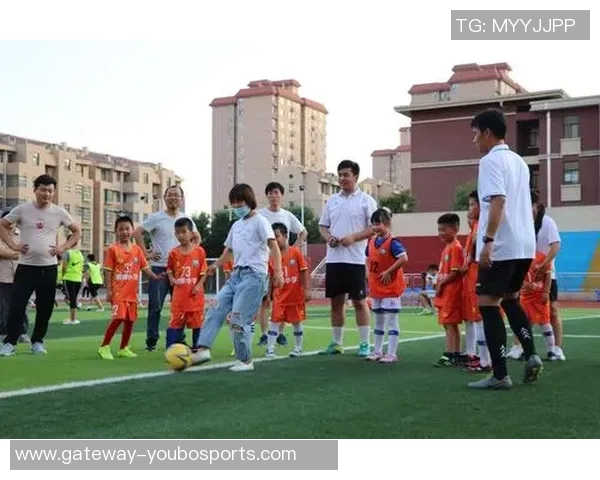 小孩子在绿茵场上快乐踢足球的生动瞬间展现童年活力与梦想